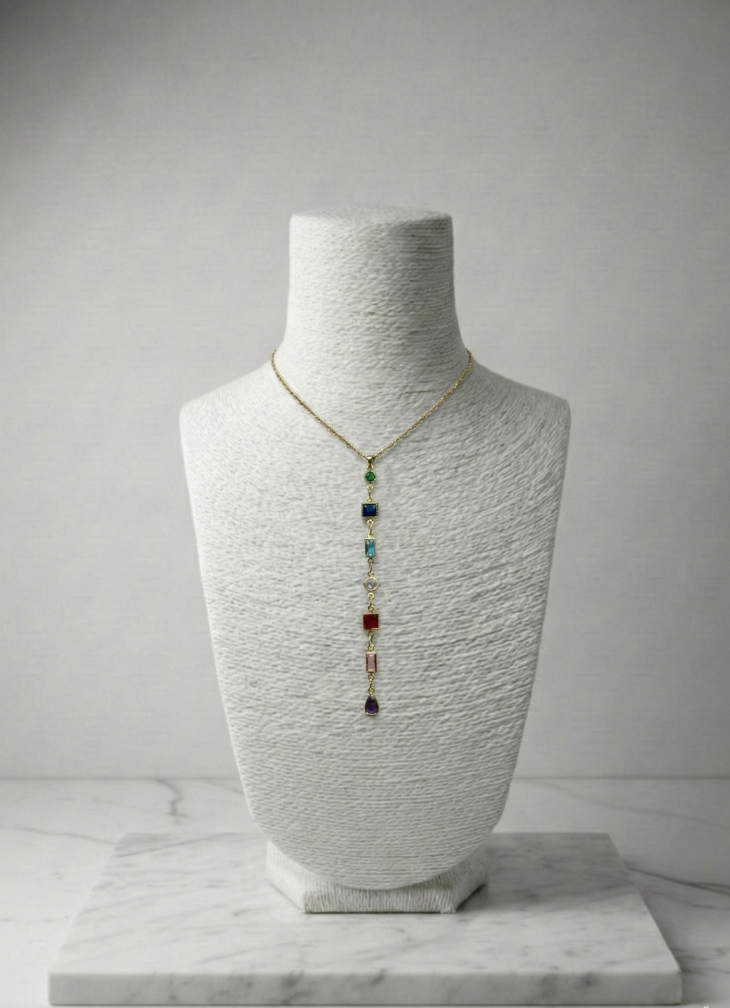 Gökkuşağı Işıltısı: Farklı Kesimli Renkli Taşlı Y Kolye