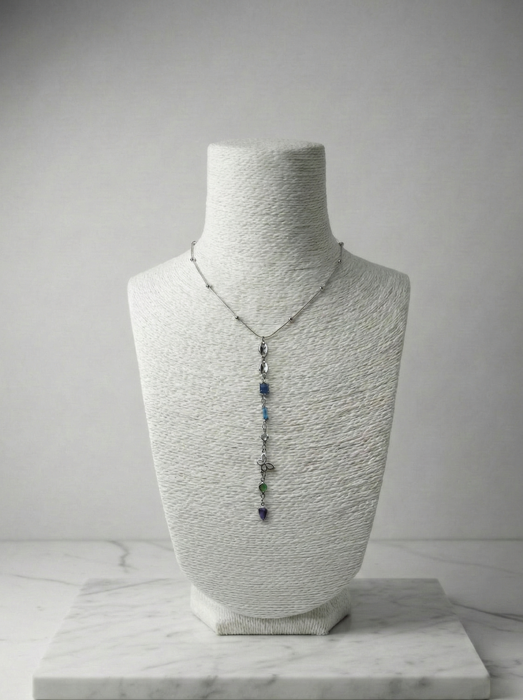 Sanatsal Çizgiler: Çeşitli Taş ve Yaprak Detaylı Gümüş Tonu Çelik Lariat Kolye