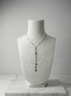 Sanatsal Çizgiler: Çeşitli Taş ve Yaprak Detaylı Gümüş Tonu Çelik Lariat Kolye