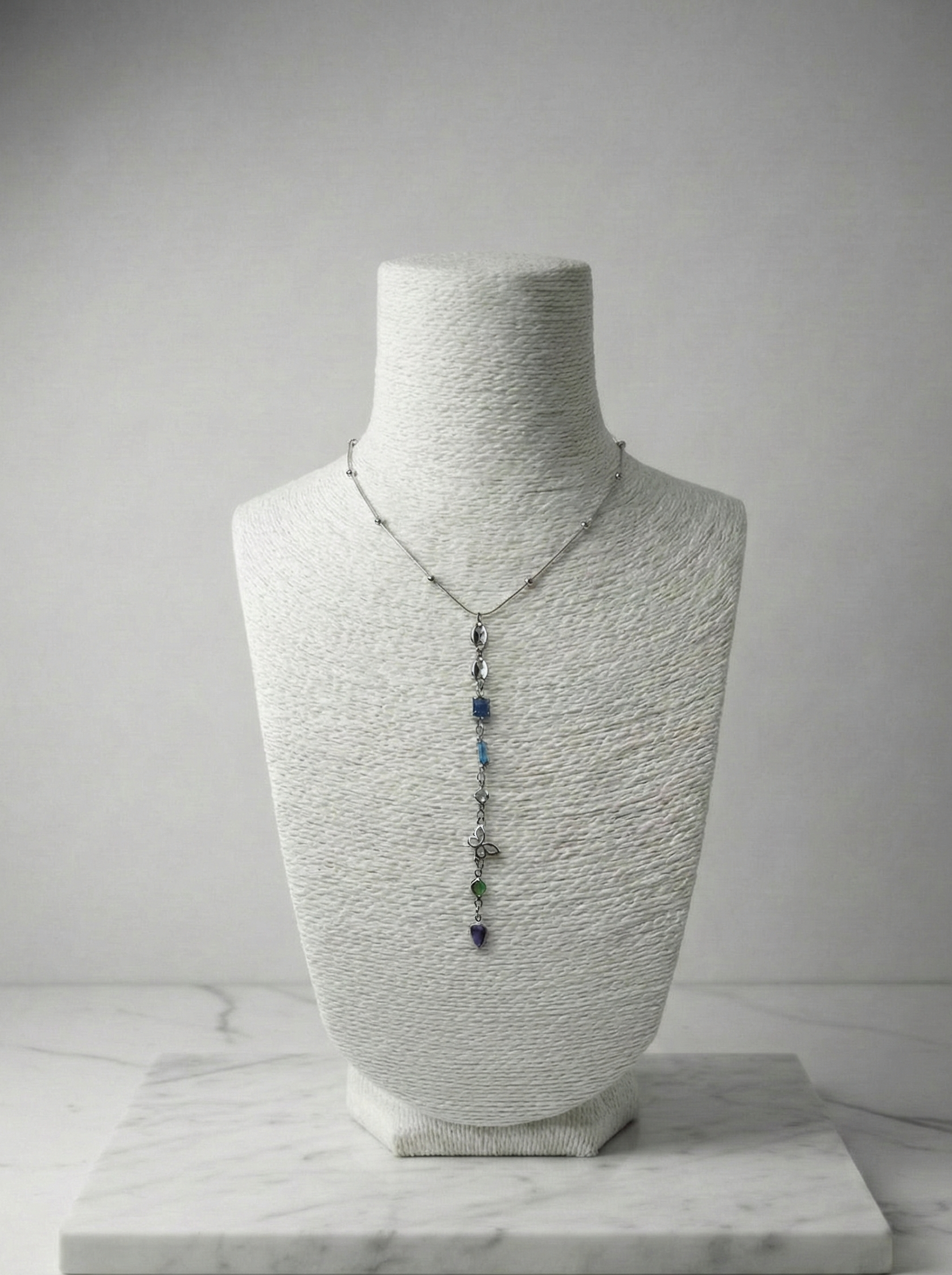 Sanatsal Çizgiler: Çeşitli Taş ve Yaprak Detaylı Gümüş Tonu Çelik Lariat Kolye