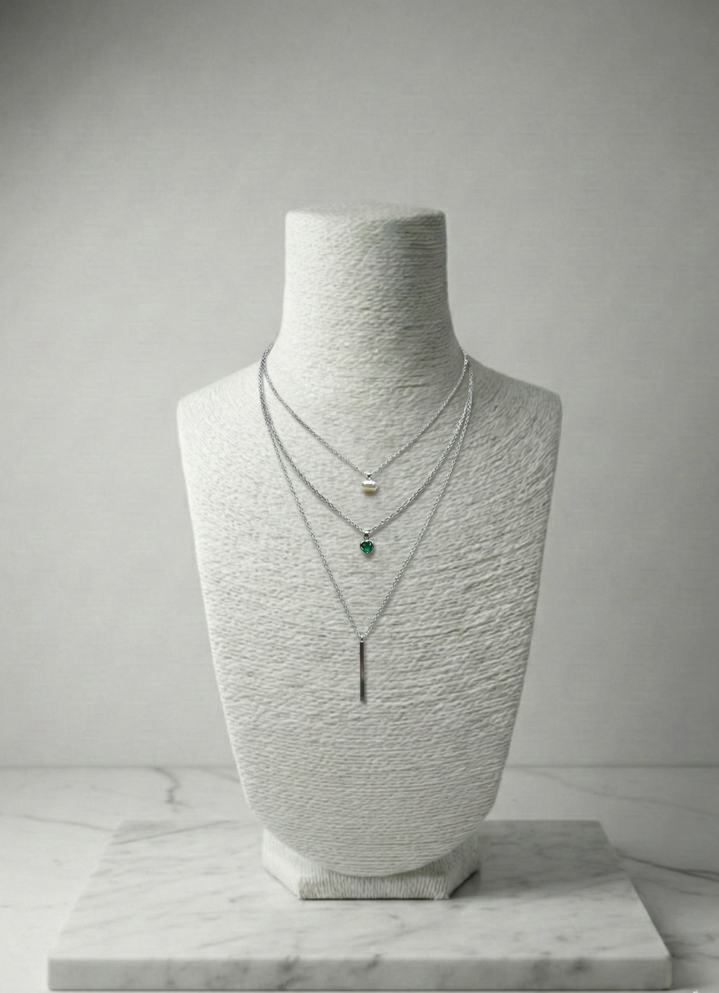 Trend Üç Katman Zincir Kolye: İnci, Yeşil Taş ve Minimal Bar Ucu