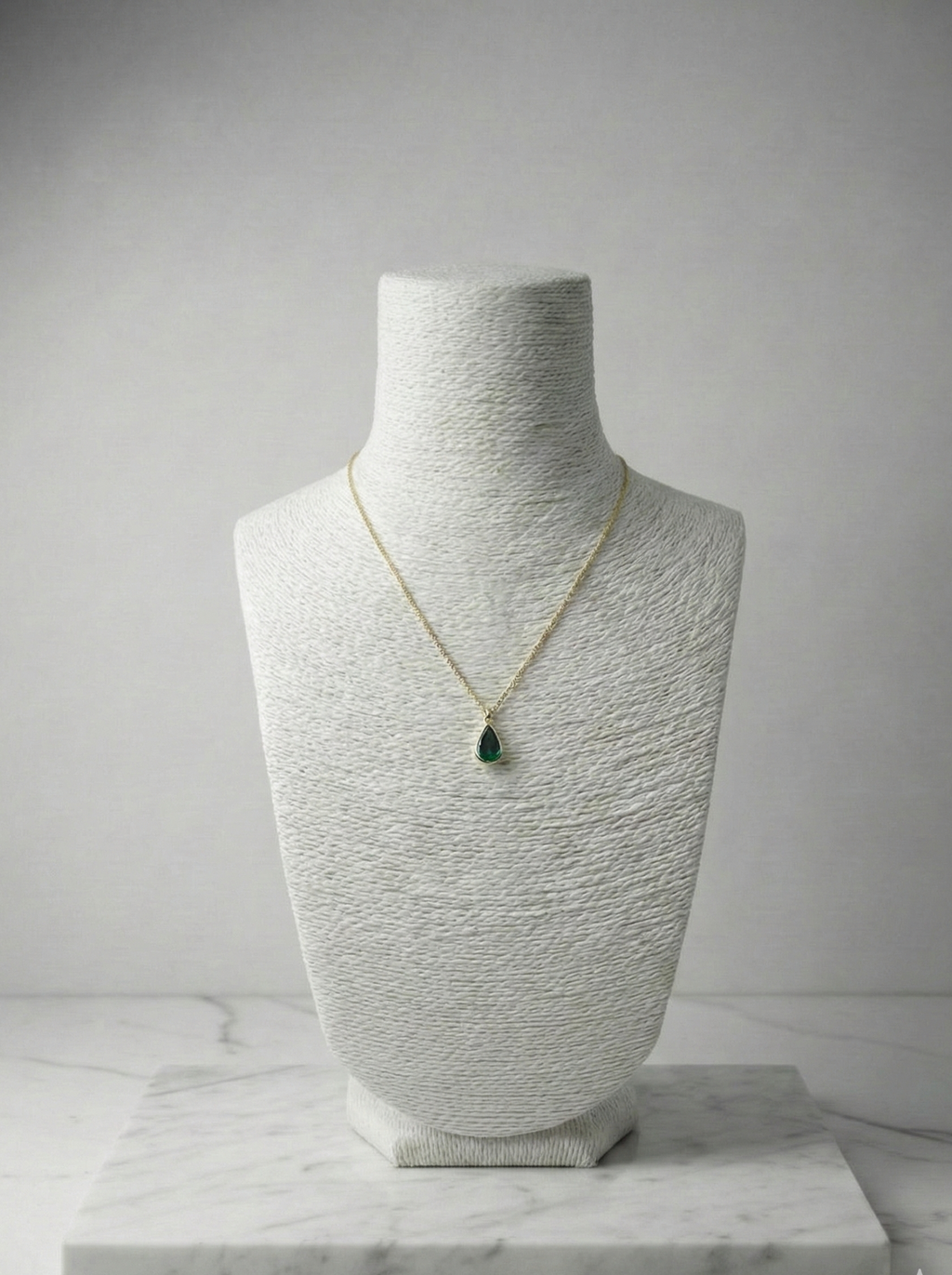 Minimalist Zarafet: Damla Kesim Zümrüt (Yeşil) Taşlı Altın Rengi Kolye