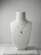 Minimalist Zarafet: Damla Kesim Zümrüt (Yeşil) Taşlı Altın Rengi Kolye