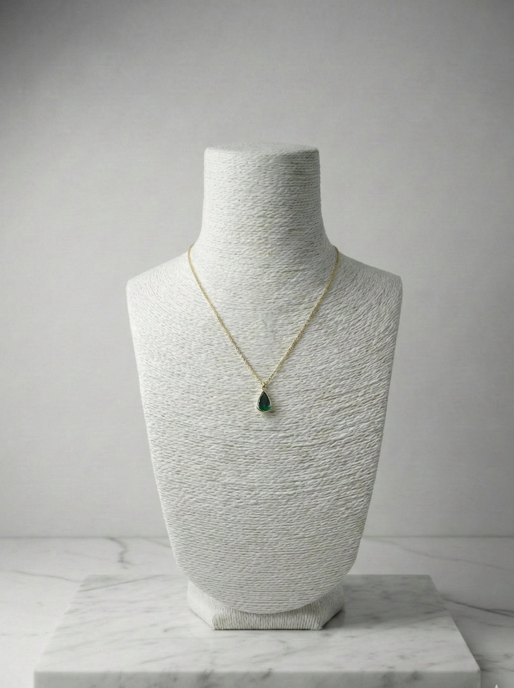 Minimalist Zarafet: Damla Kesim Zümrüt (Yeşil) Taşlı Altın Rengi Kolye
