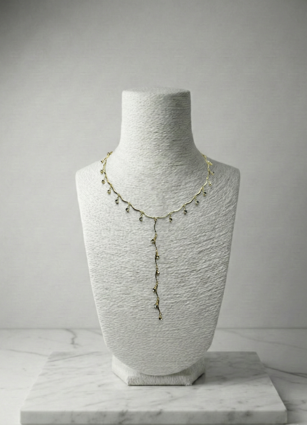 Asma Dalı Işıltısı: Püskül Detaylı Abiye Choker Kolye