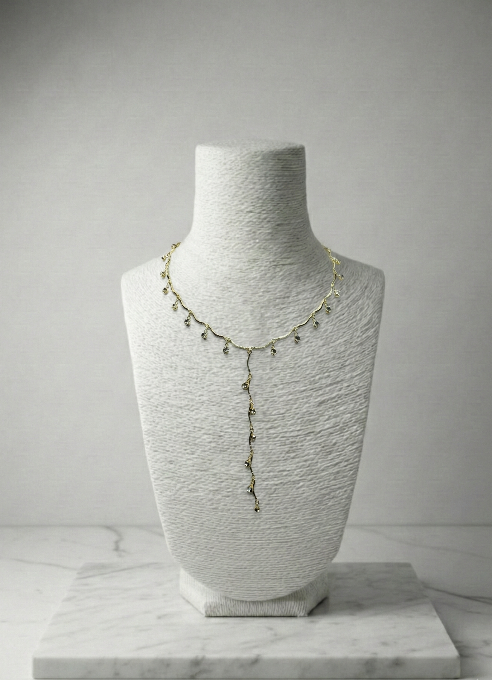 Asma Dalı Işıltısı: Püskül Detaylı Abiye Choker Kolye