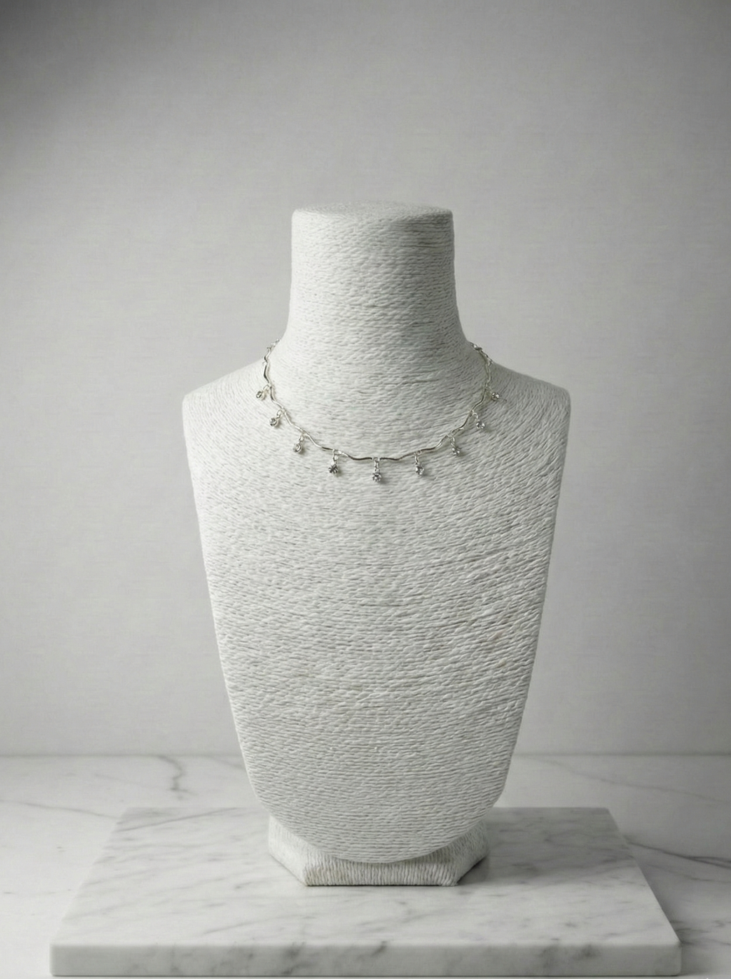 Gümüş Rengi Dalgalı Kıvrımlı Zirkon Sallantılı Choker Kolye