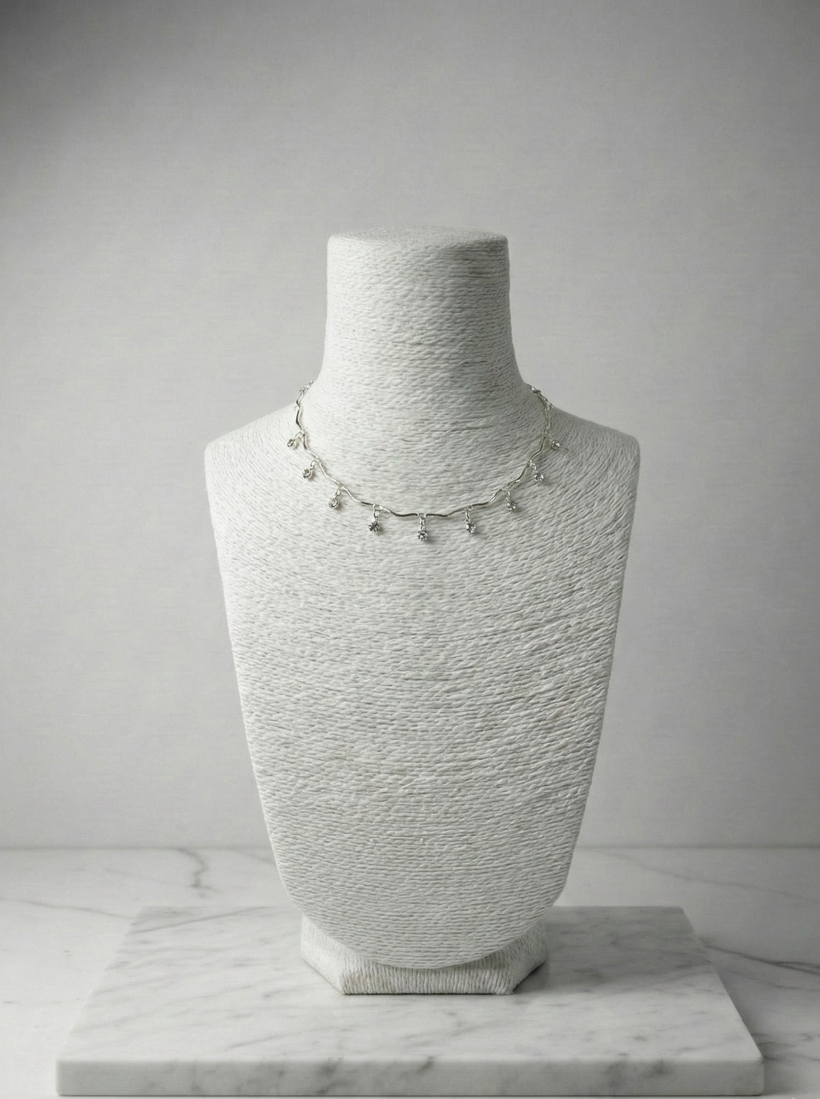 Gümüş Rengi Dalgalı Kıvrımlı Zirkon Sallantılı Choker Kolye