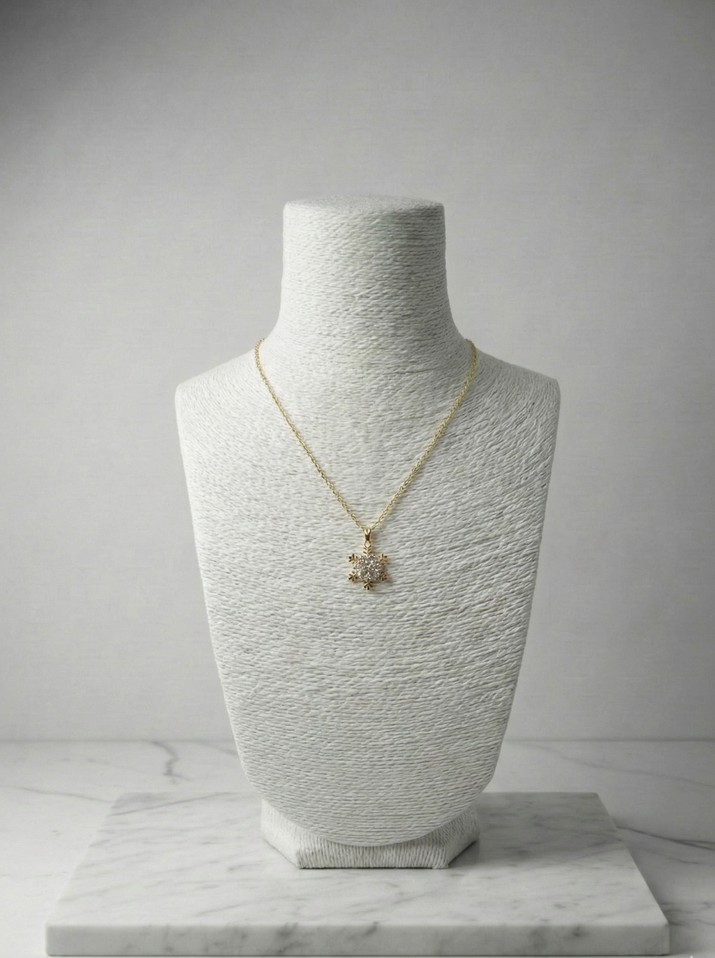 Kış Masalı: Zirkon Taşlı Kar Tanesi Altın Rengi Kolye - Eşsiz ve Işıltılı