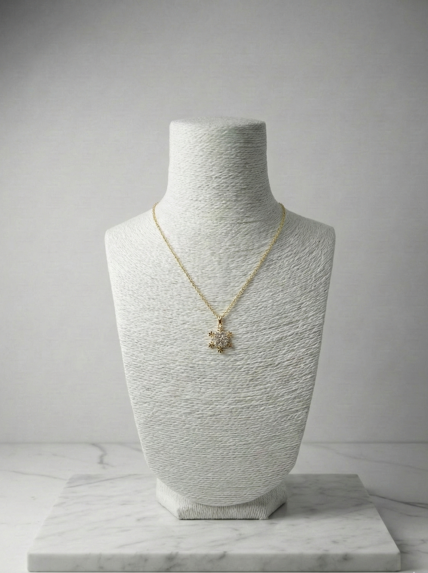 Kış Masalı: Zirkon Taşlı Kar Tanesi Altın Rengi Kolye - Eşsiz ve Işıltılı