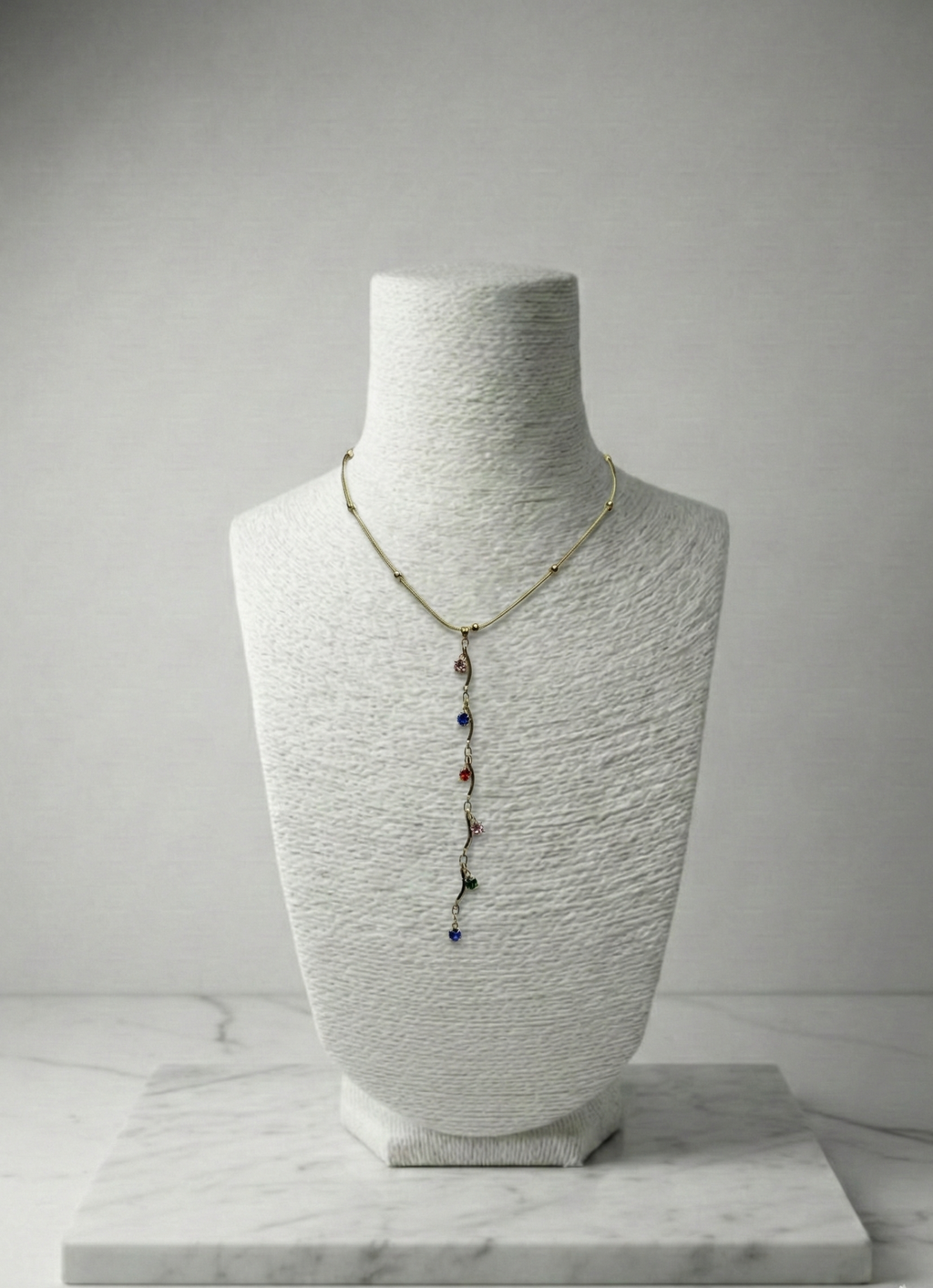 Altın Rengi Kıvrımlı Dal Formunda Çok Renkli Taşlı Lariat Kolye