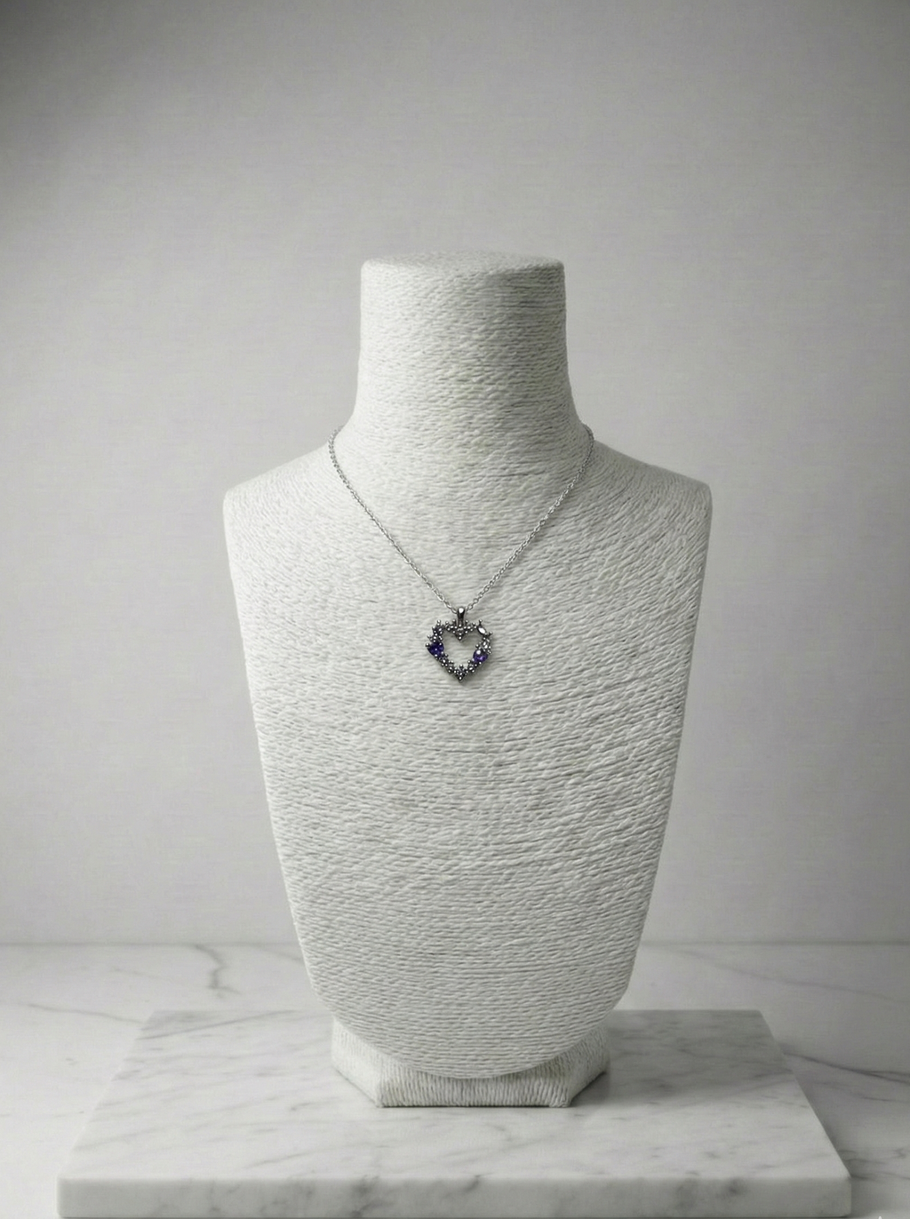 Romantik Dokunuş: Mor ve Beyaz Zirkon Taşlı Kalp Kolye - Aşkın Narin İfadesi