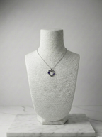 Romantik Dokunuş: Mor ve Beyaz Zirkon Taşlı Kalp Kolye - Aşkın Narin İfadesi