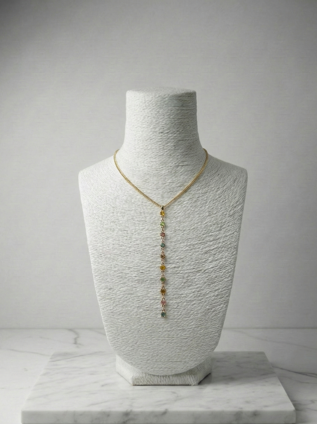 Gökkuşağı Işıltısı: Çok Renkli Taşlı Çelik Y (Lariat) Zincir Kolye