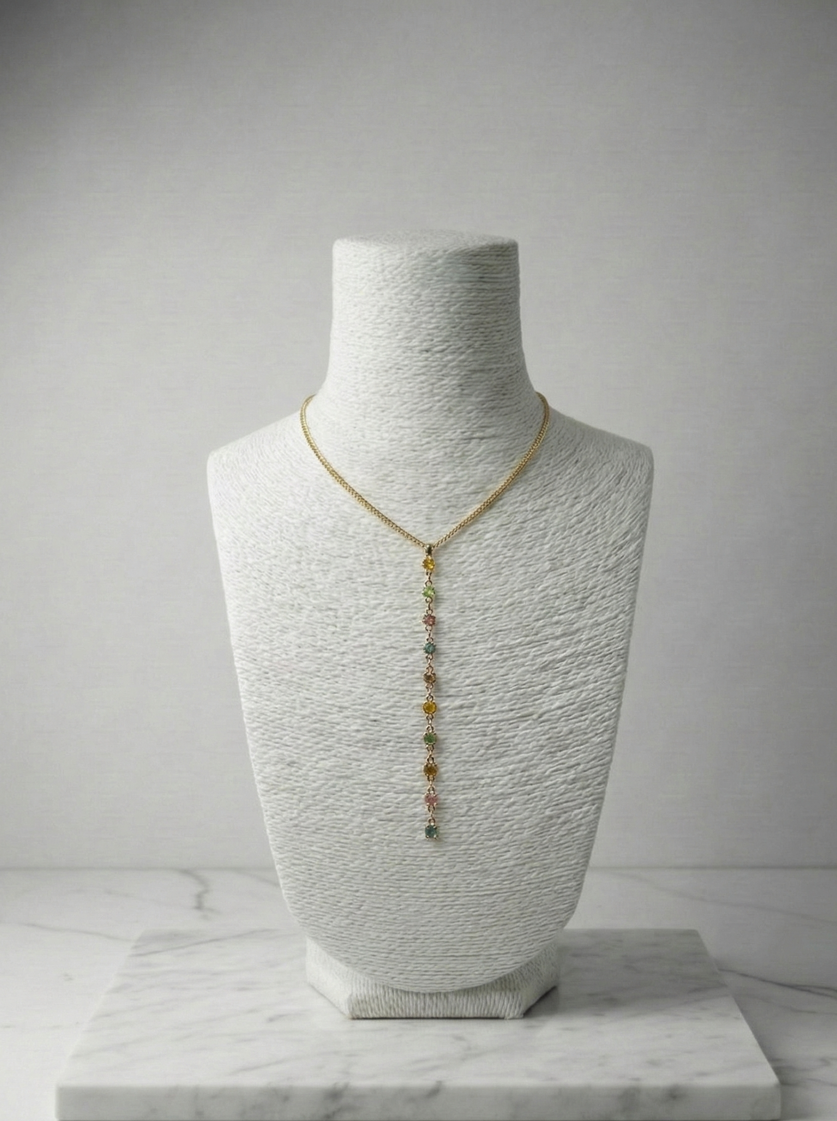 Gökkuşağı Işıltısı: Çok Renkli Taşlı Çelik Y (Lariat) Zincir Kolye