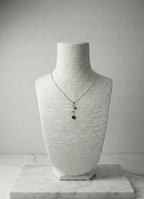 Altın Rengi Zarif Kırmızı Gül Motifli Tekli Kolye