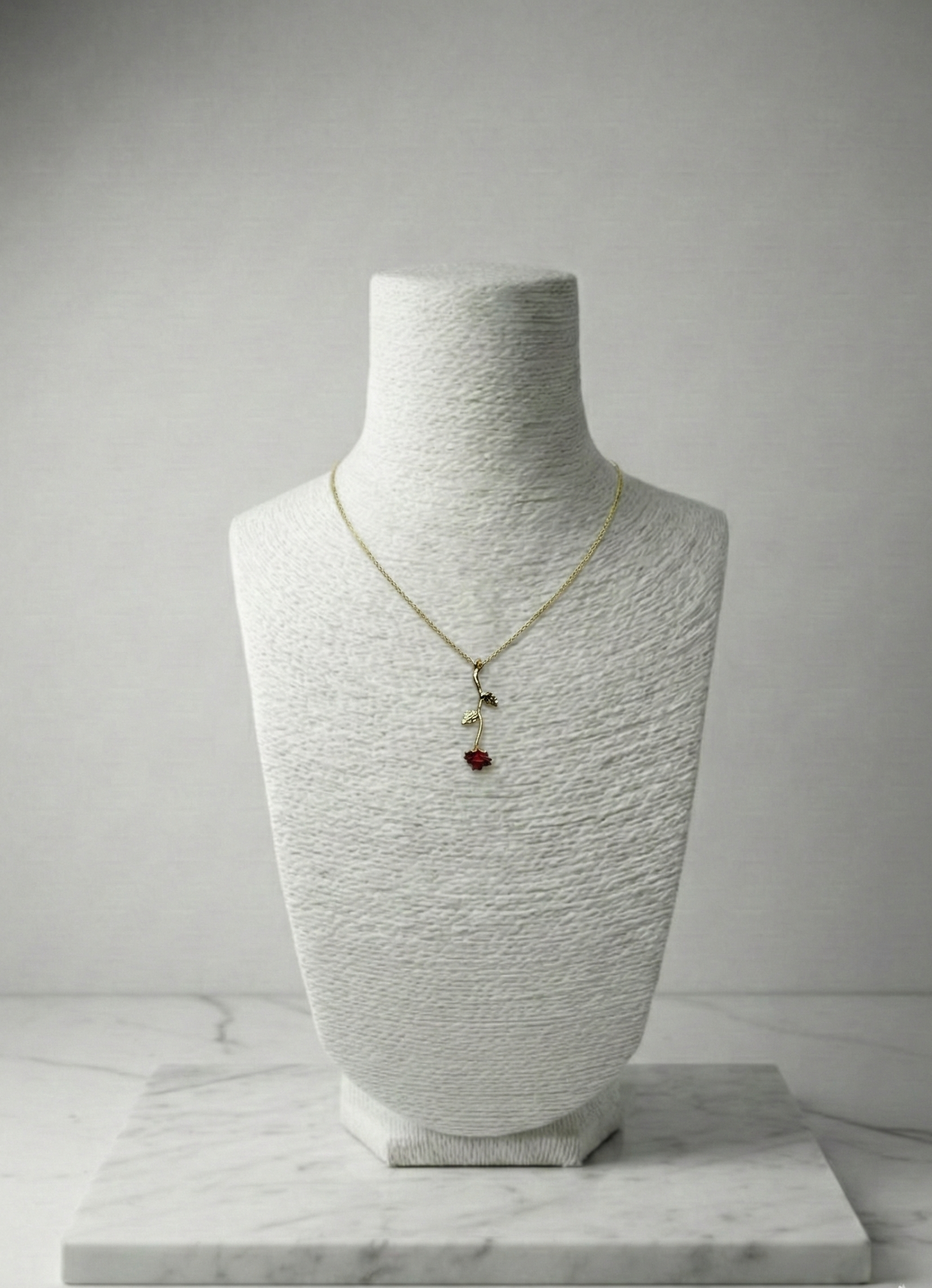 Altın Rengi Zarif Kırmızı Gül Motifli Tekli Kolye