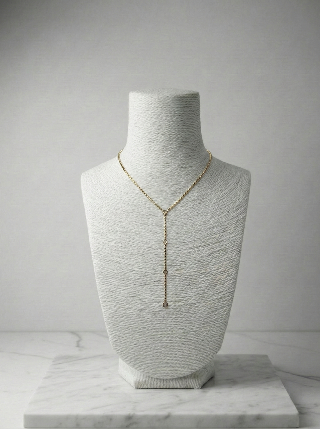 Işıltılı Dokunuş: Pul Detaylı ve Halka Charm'lı Çelik Y Kolye