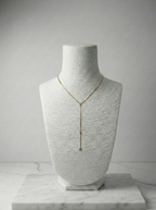 Işıltılı Dokunuş: Pul Detaylı ve Halka Charm'lı Çelik Y Kolye