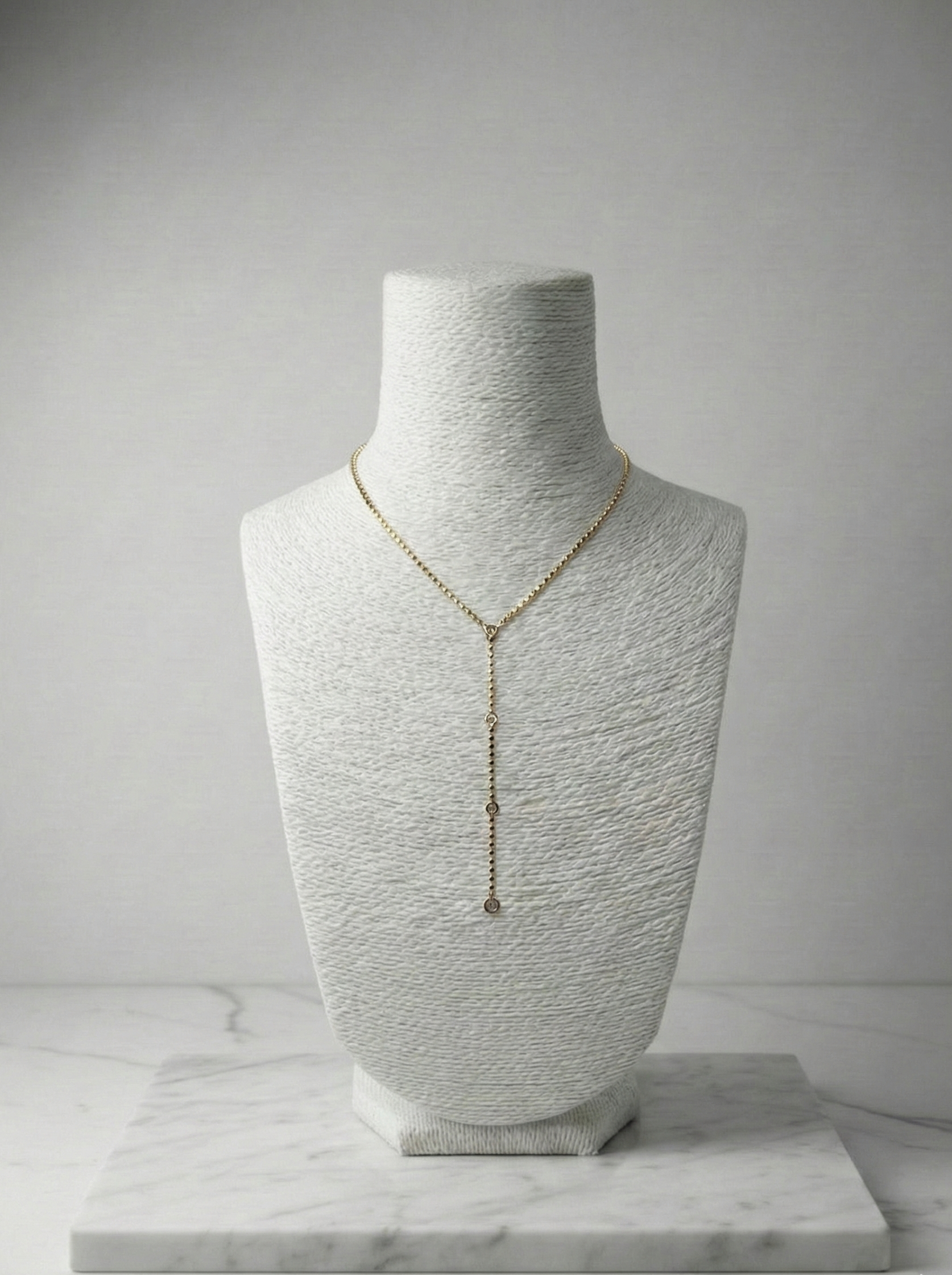 Işıltılı Dokunuş: Pul Detaylı ve Halka Charm'lı Çelik Y Kolye