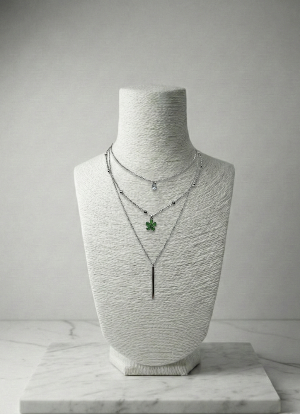 Üçlü Şıklık: Yonca, Tektaş ve Çubuk Detaylı Katmanlı Gümüş Rengi Kolye Seti