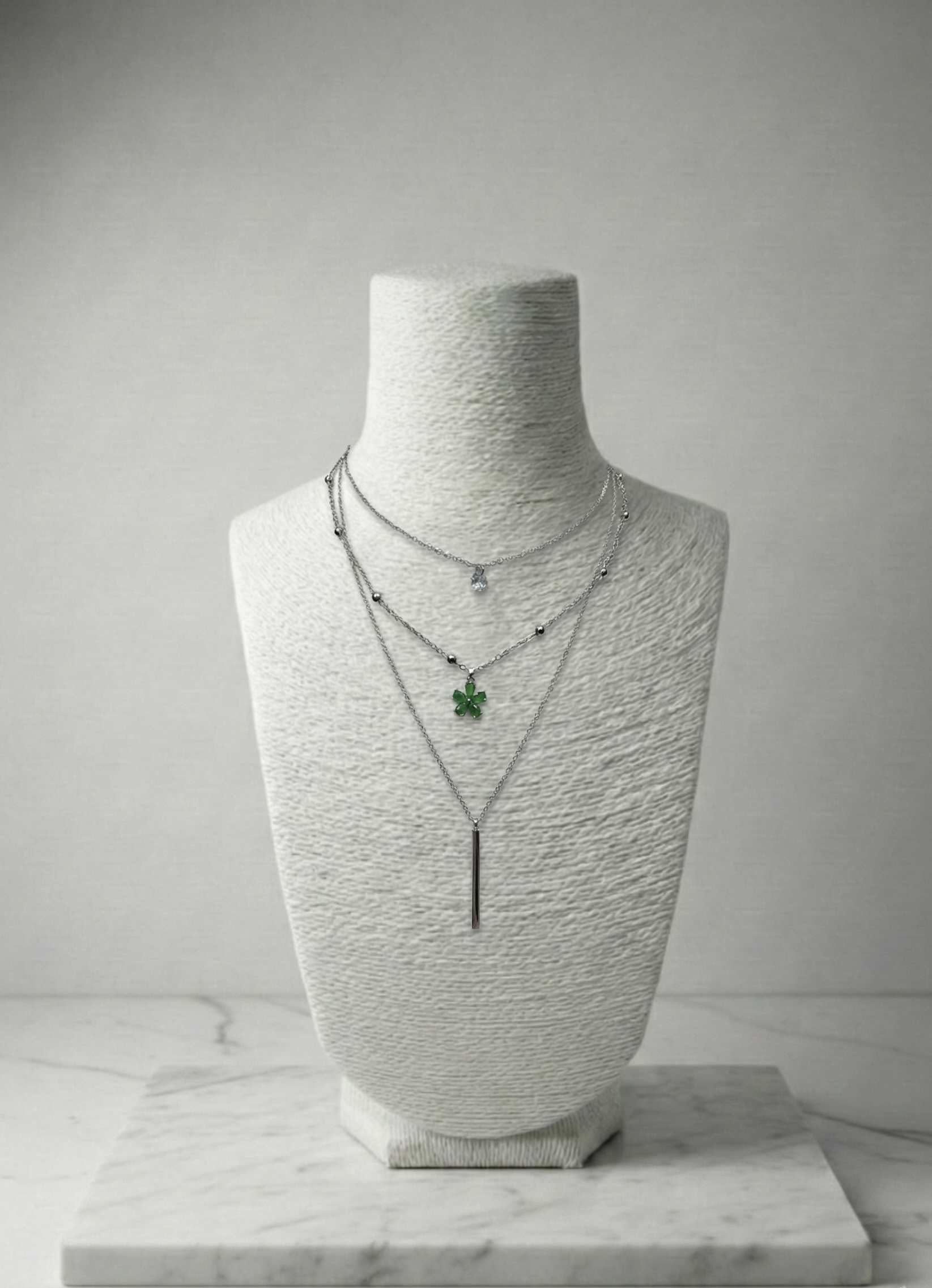 Üçlü Şıklık: Yonca, Tektaş ve Çubuk Detaylı Katmanlı Gümüş Rengi Kolye Seti