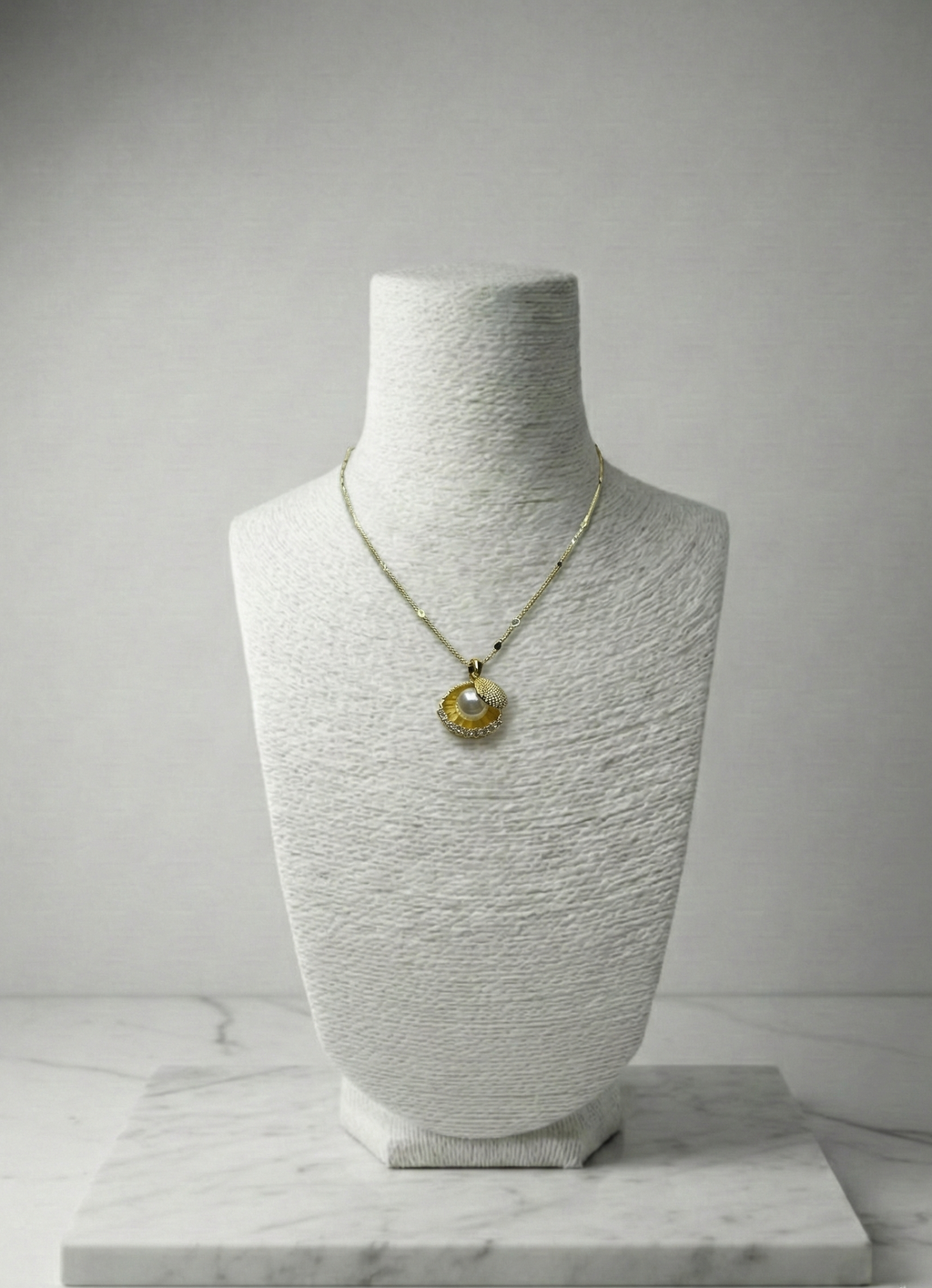 Sedefli İnci ve Taş Detaylı Altın Rengi Kolye