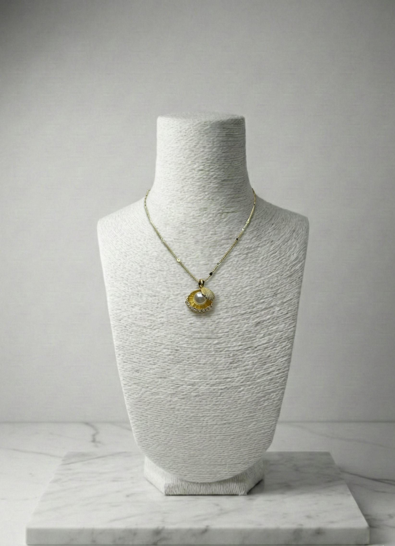 Sedefli İnci ve Taş Detaylı Altın Rengi Kolye