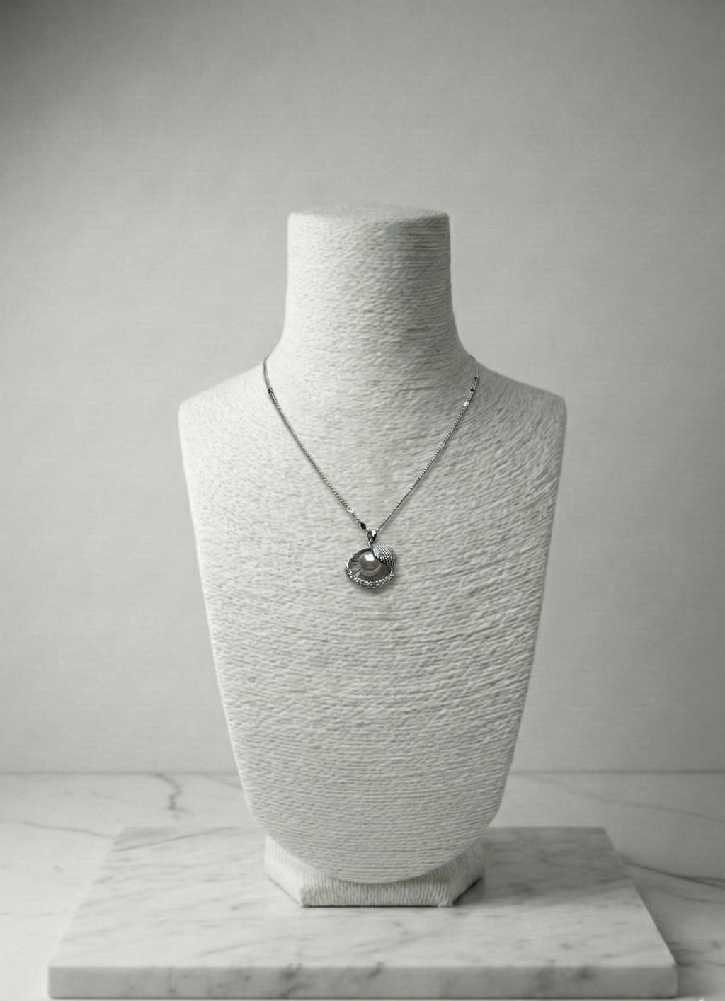 Sedefli İnci ve Taş Detaylı Gümüş Rengi Kolye