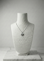 Sedefli İnci ve Taş Detaylı Gümüş Rengi Kolye