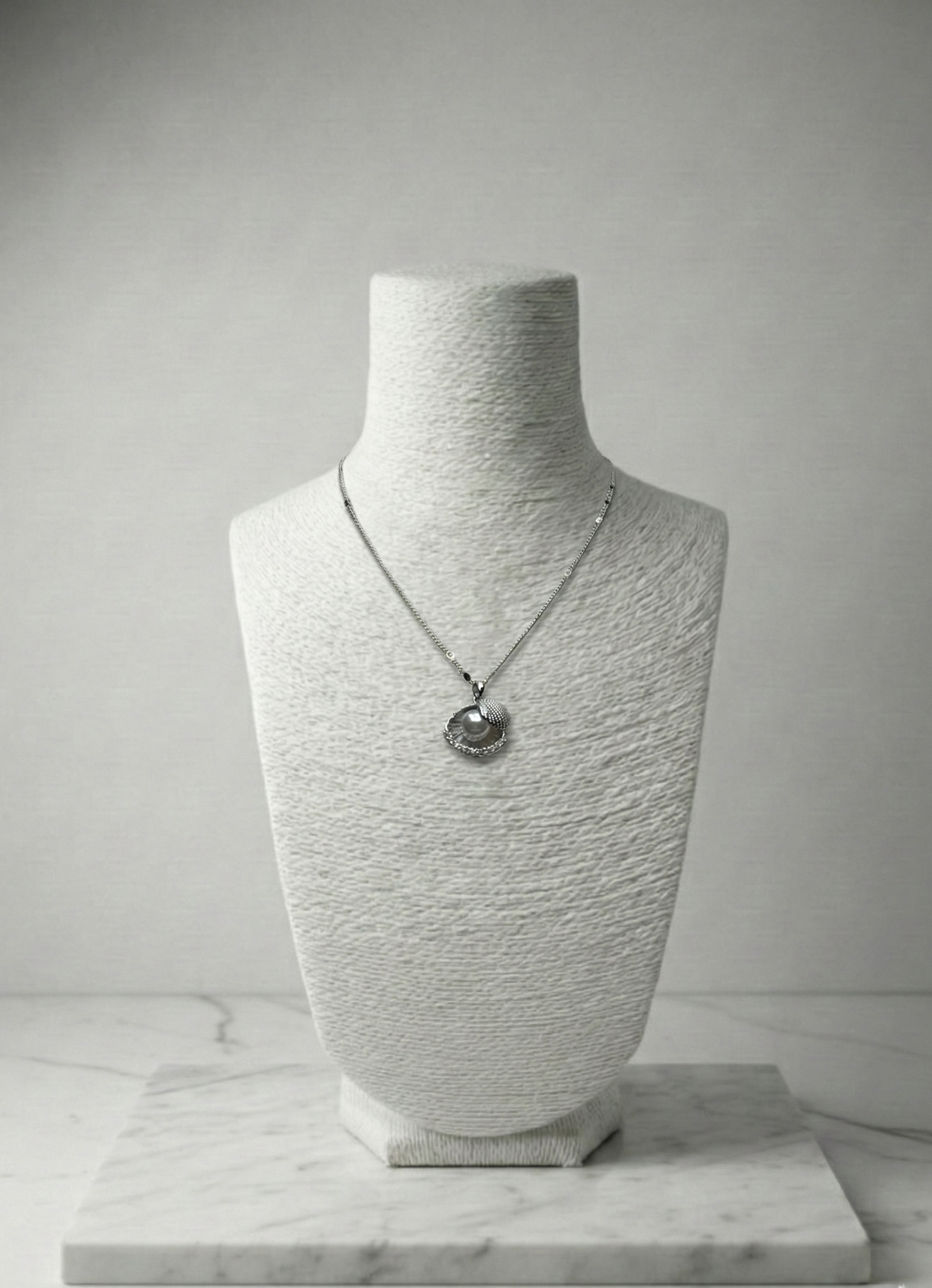 Sedefli İnci ve Taş Detaylı Gümüş Rengi Kolye