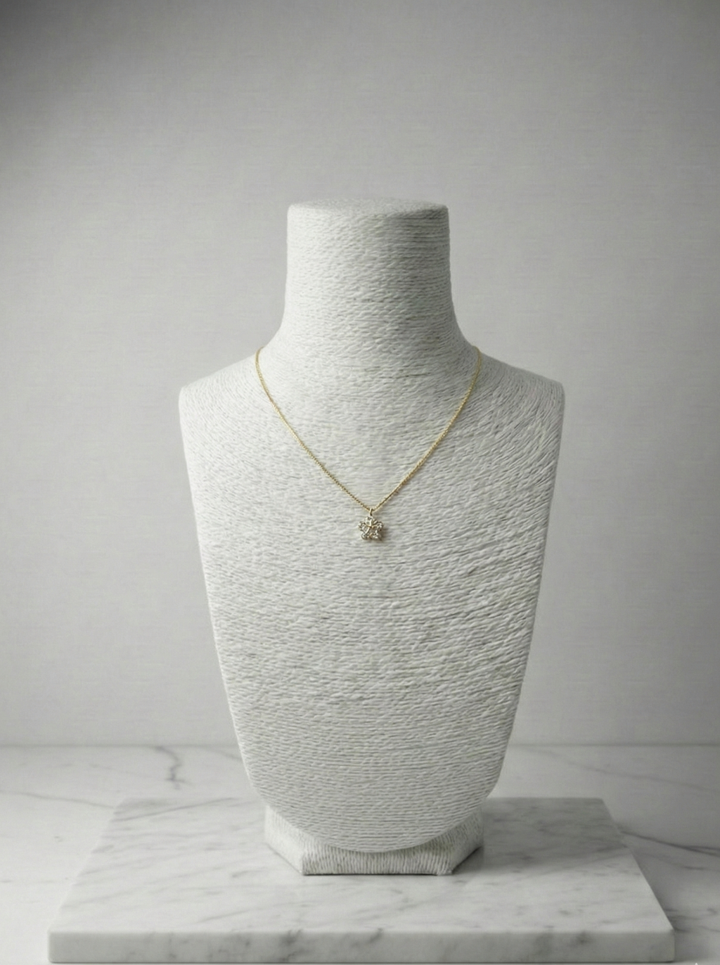 Minimal Lüks: Tektaş Görünümlü Zirkon Taşlı Altın Rengi Narin Çiçek Kolye