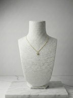 Minimal Lüks: Tektaş Görünümlü Zirkon Taşlı Altın Rengi Narin Çiçek Kolye