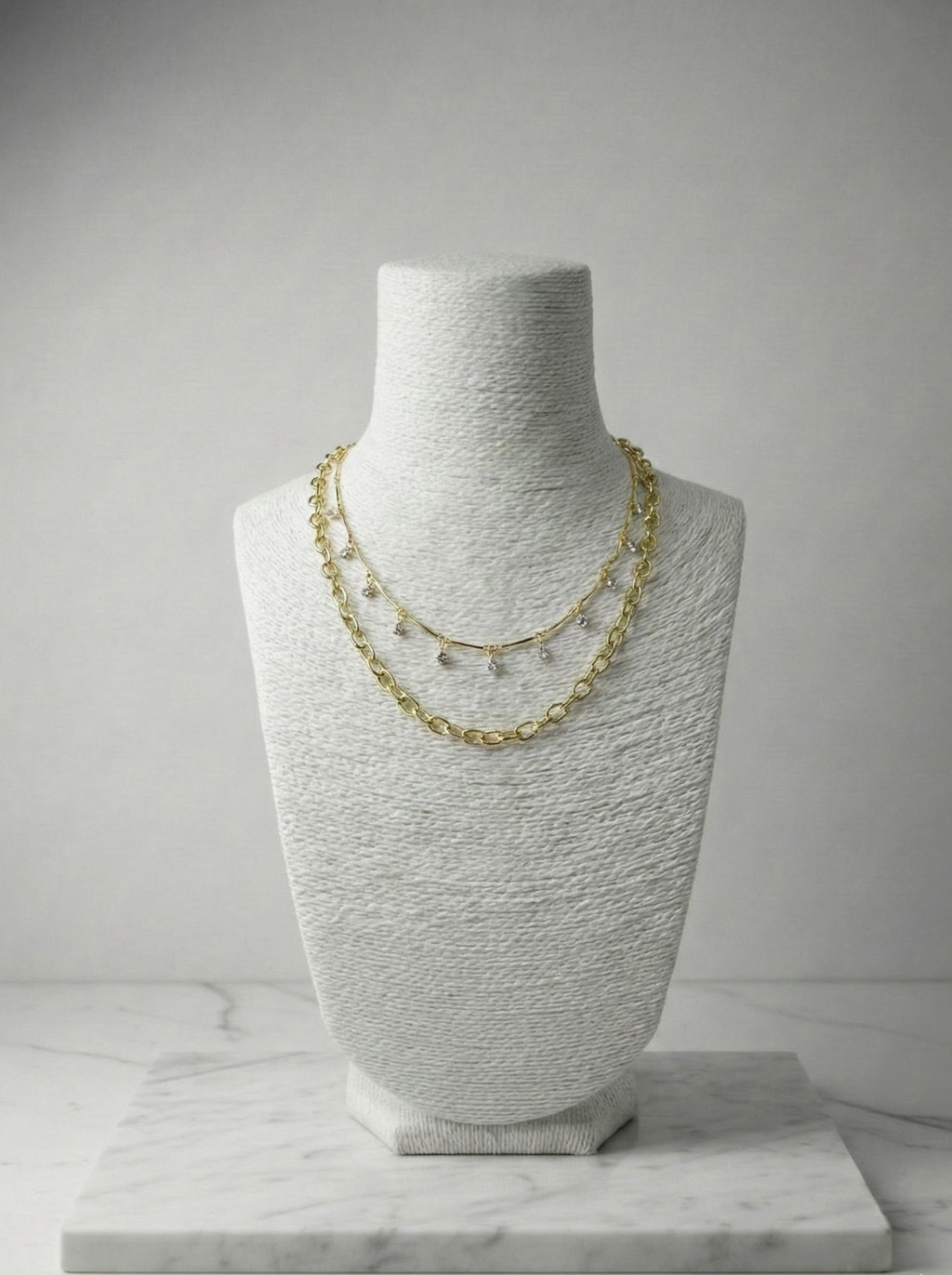 Göz Kamaştıran İkili: İnce Zirkon Detaylı ve Kalın Halka Zincirli Altın Rengi Kolye Seti