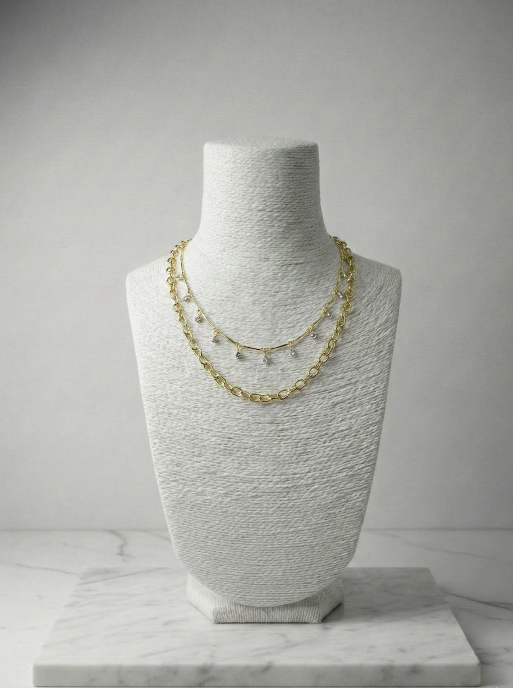 Göz Kamaştıran İkili: İnce Zirkon Detaylı ve Kalın Halka Zincirli Altın Rengi Kolye Seti