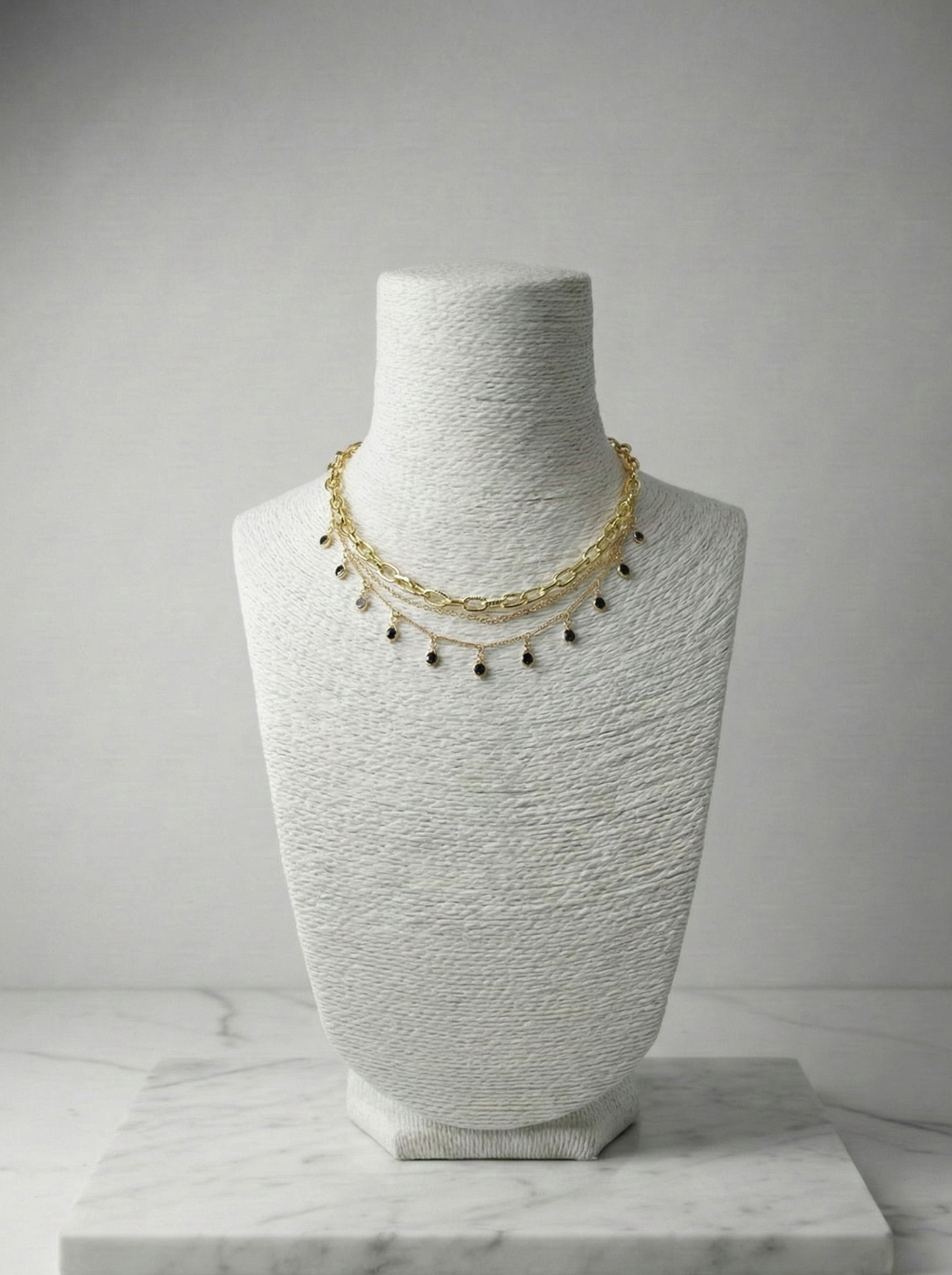 Trend Kombin: 3 Sıralı Zincir ve Siyah Damla Taşlı Çelik Choker Kolye Seti