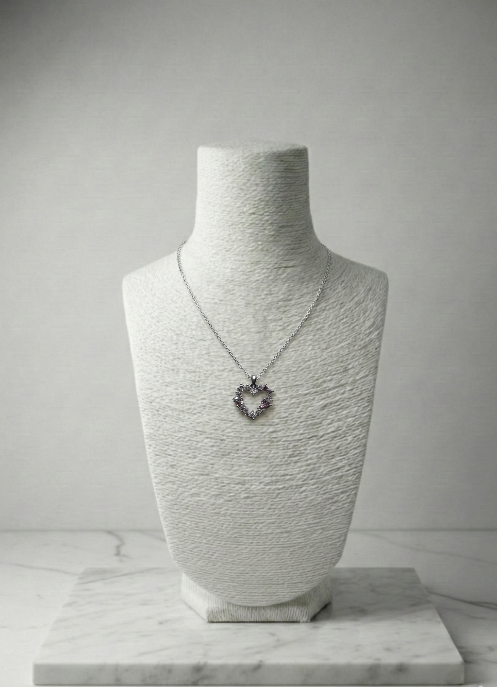 Aşk Işıltısı: Pembe ve Beyaz Taşlarla Süslü Minimal Kalp Kolye