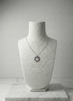 Aşk Işıltısı: Pembe ve Beyaz Taşlarla Süslü Minimal Kalp Kolye