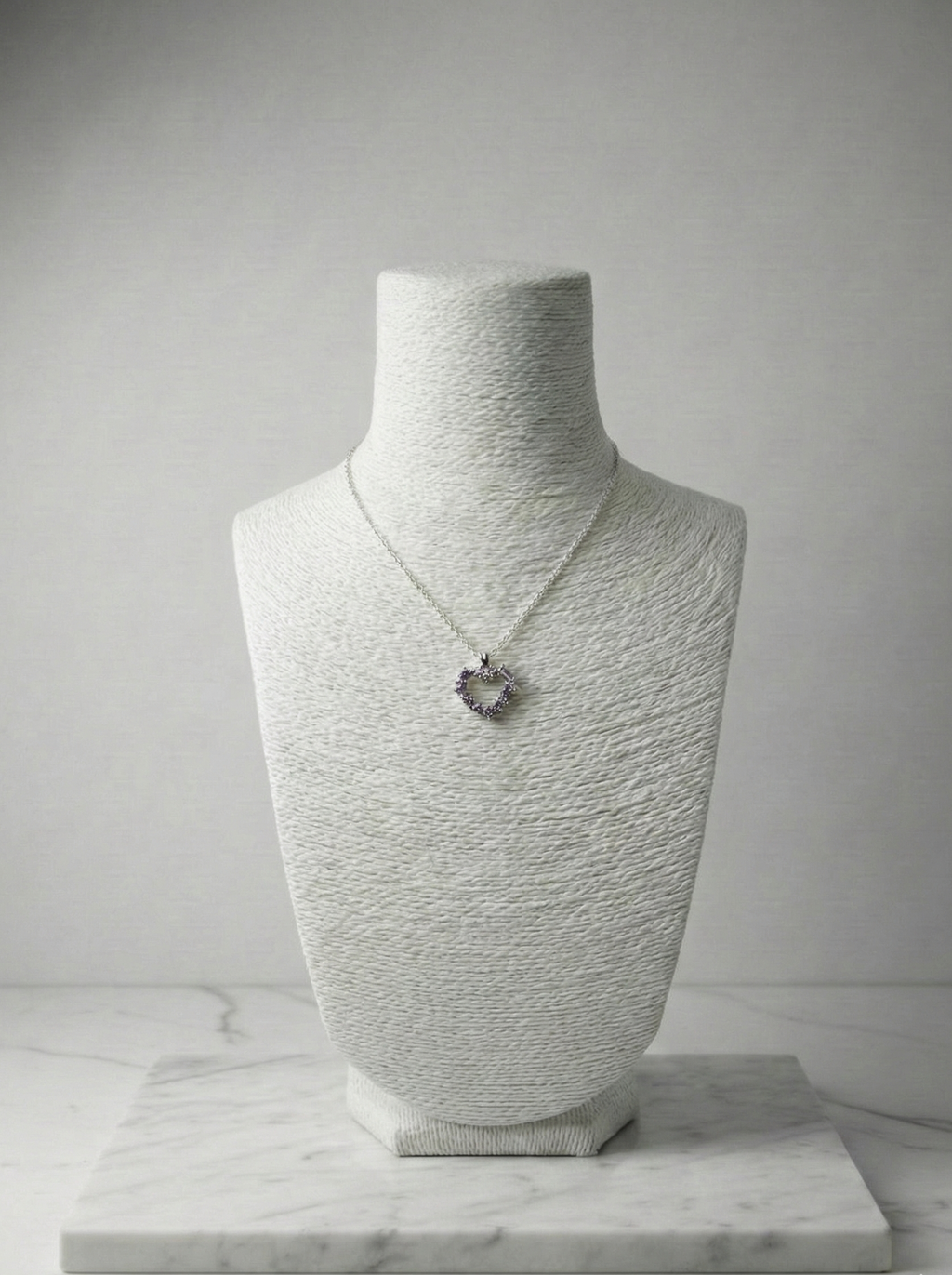 Klasik Zarafet: Paslanmaz Çelikten, Taşlı Kalp Charm'lı İnce Zincir Kolye