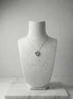 Klasik Zarafet: Paslanmaz Çelikten, Taşlı Kalp Charm'lı İnce Zincir Kolye