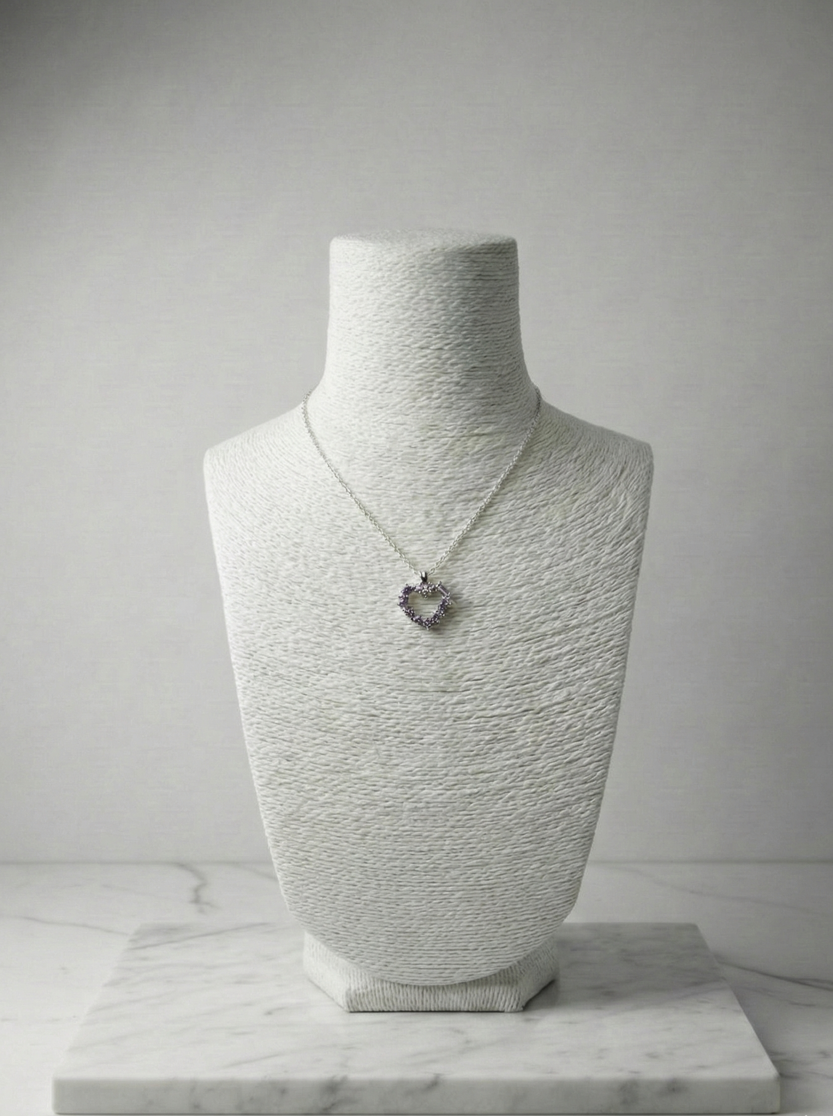 Klasik Zarafet: Paslanmaz Çelikten, Taşlı Kalp Charm'lı İnce Zincir Kolye