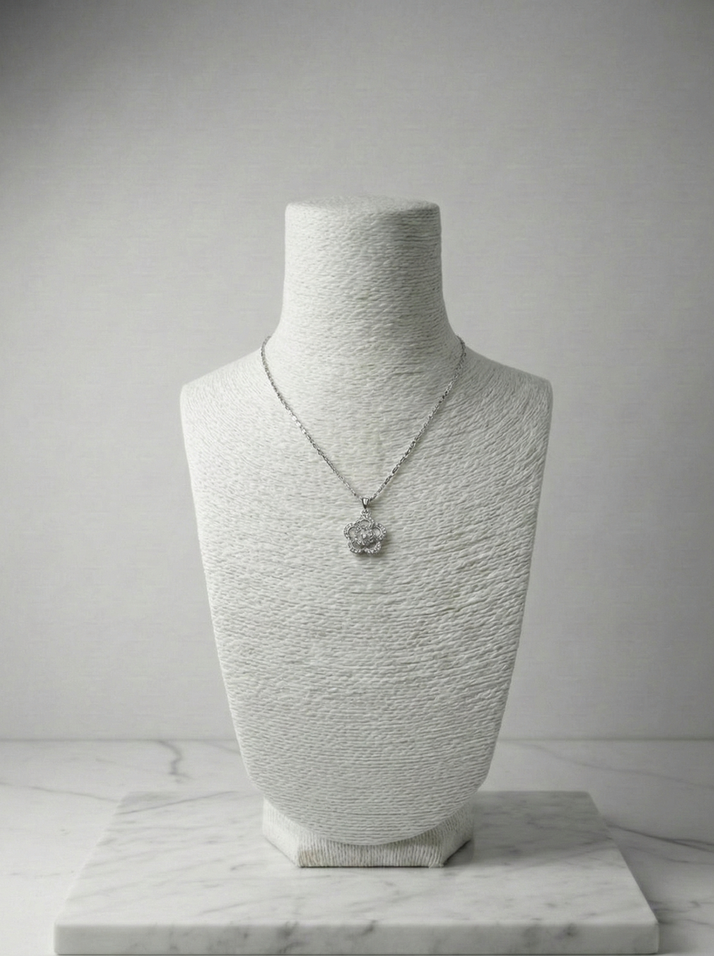 Işıltılı Gümüş Rengi Kamelya Çiçeği Kolye - Lüks ve Romantik Zirkon Tasarım