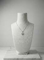 Işıltılı Gümüş Rengi Kamelya Çiçeği Kolye - Lüks ve Romantik Zirkon Tasarım