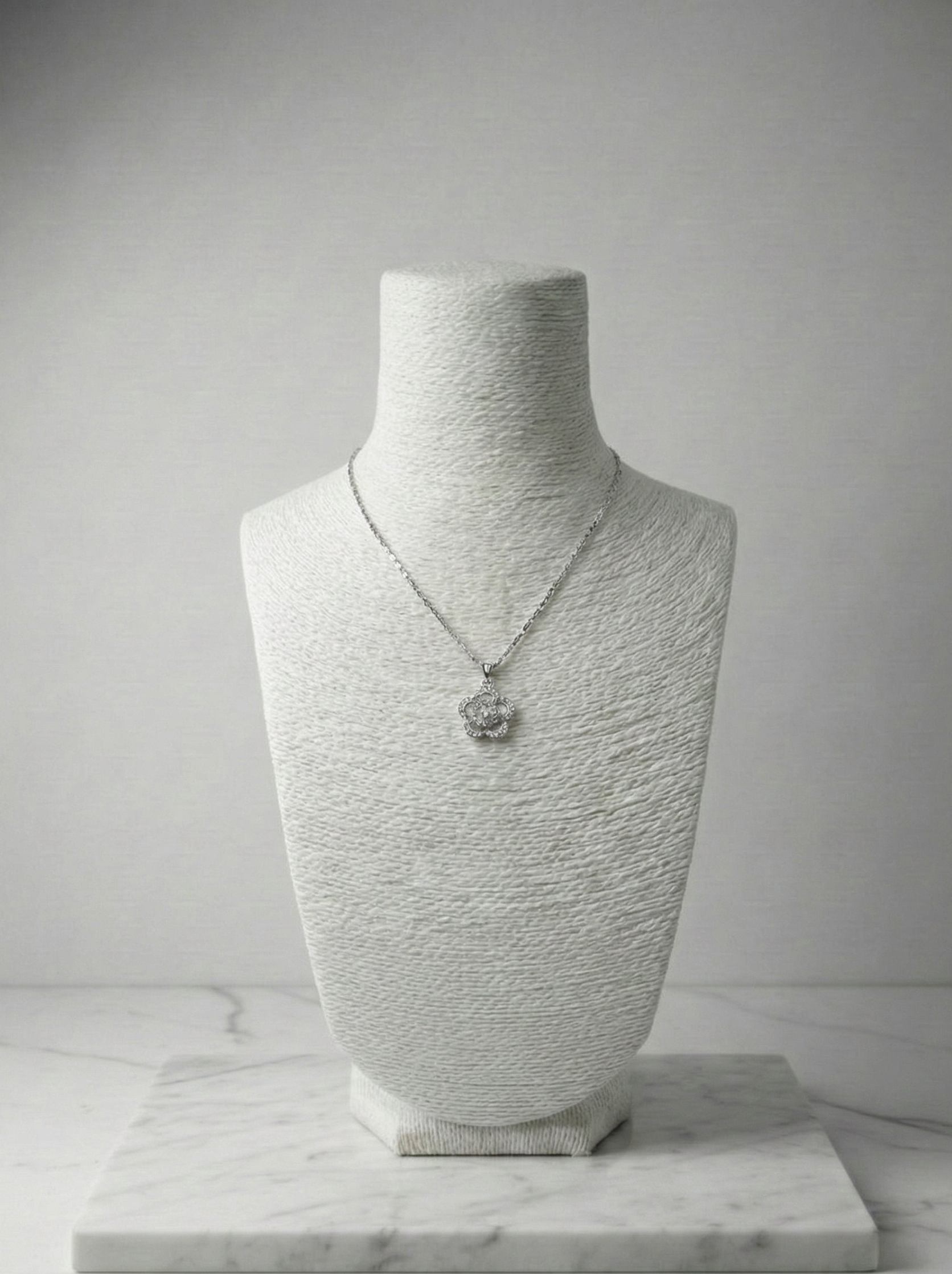 Işıltılı Gümüş Rengi Kamelya Çiçeği Kolye - Lüks ve Romantik Zirkon Tasarım