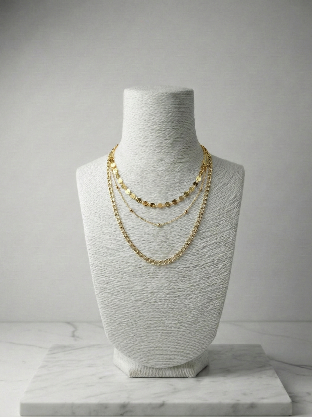 Yaz Rüyası: Işıltılı Pullu ve Zincir Detaylı Dört Katmanlı Altın Rengi Kolye Seti