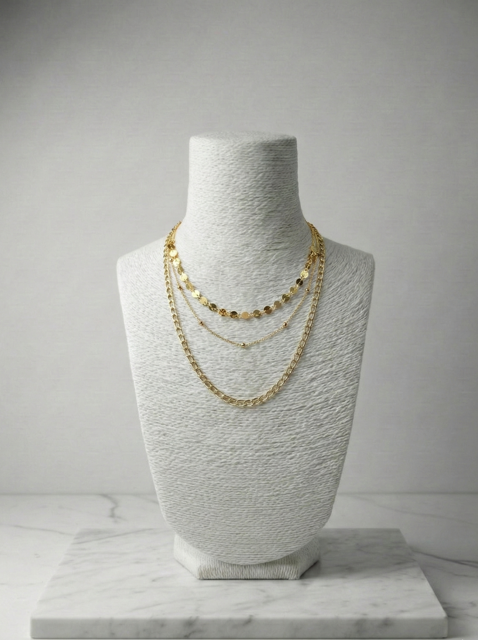 Yaz Rüyası: Işıltılı Pullu ve Zincir Detaylı Dört Katmanlı Altın Rengi Kolye Seti