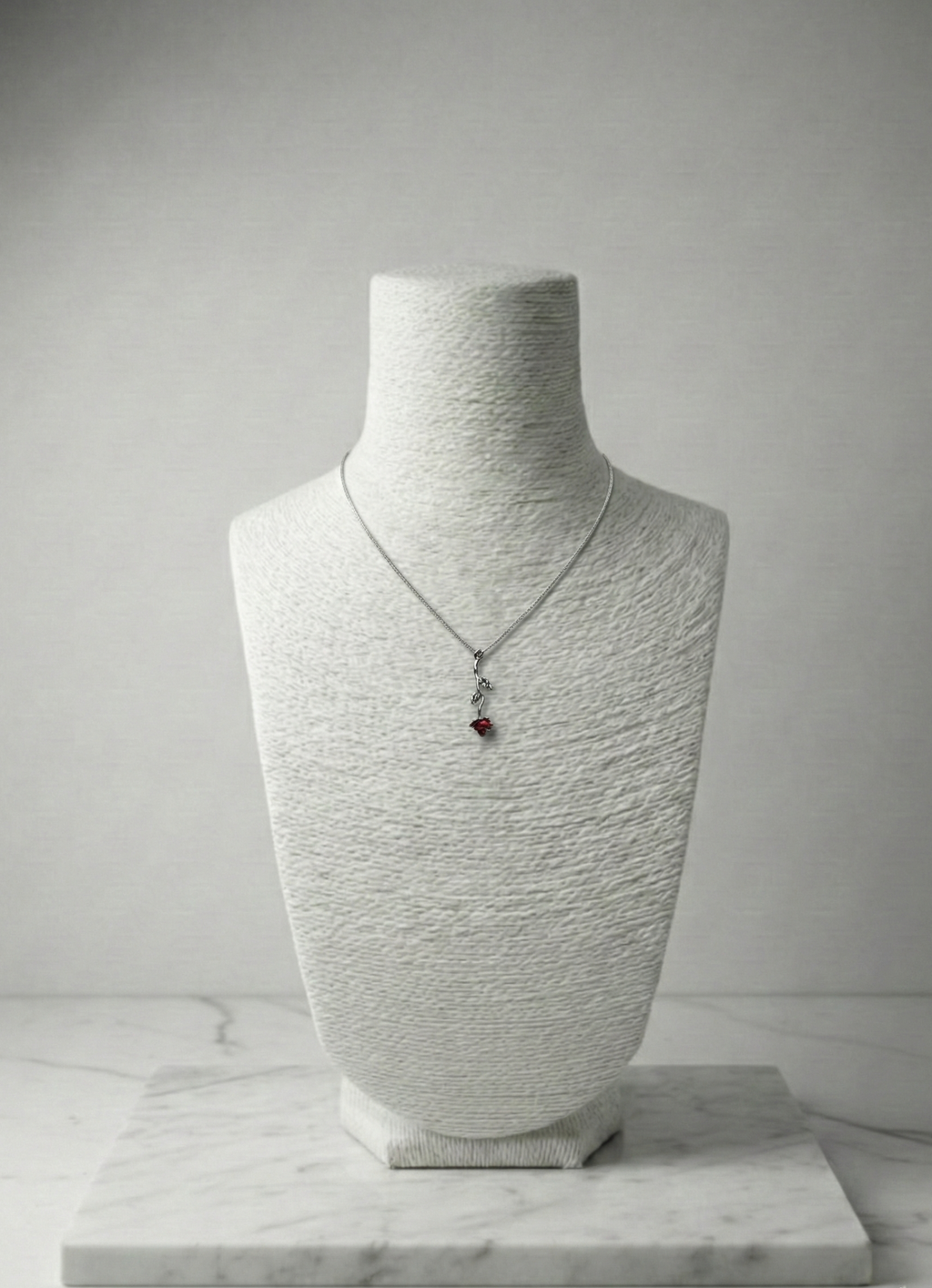 Aşkın Sembolü: Kırmızı Taşlı Gül Figürlü Gümüş Tonu Çelik Kolye