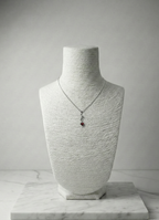 Aşkın Sembolü: Kırmızı Taşlı Gül Figürlü Gümüş Tonu Çelik Kolye