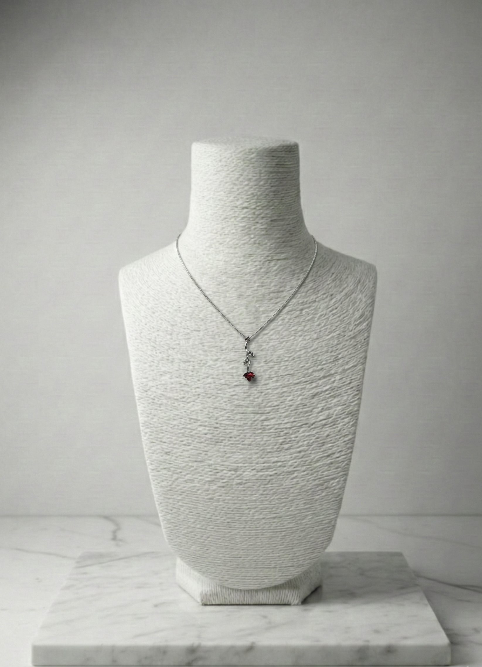 Aşkın Sembolü: Kırmızı Taşlı Gül Figürlü Gümüş Tonu Çelik Kolye