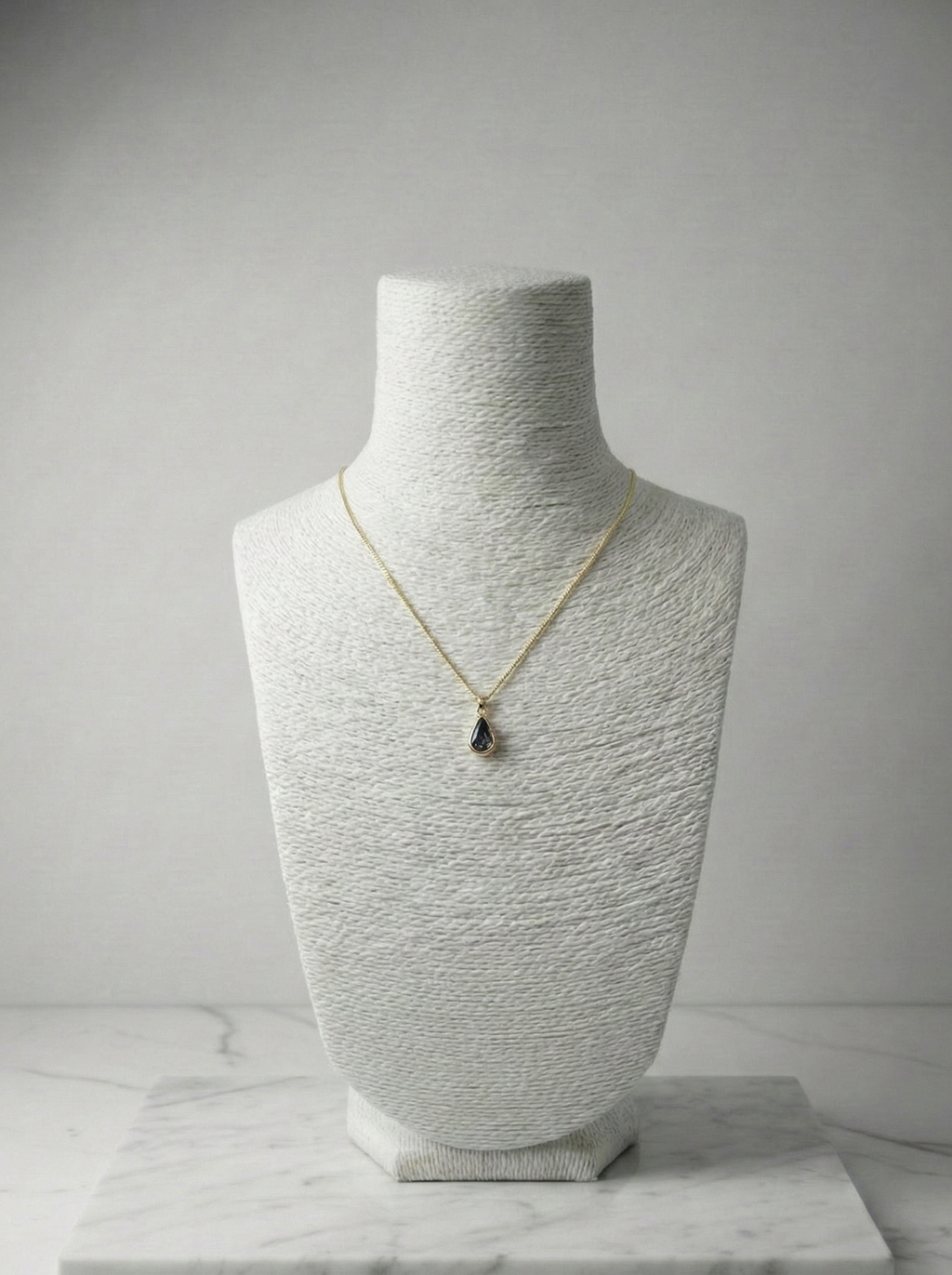 Minimalist Zarafet: Damla Kesim Silver (Gümüş) Taşlı Altın Rengi Kolye